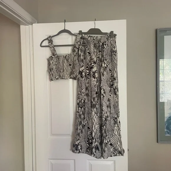 Black and White Patterned Two-Piece Outfit - Picture 1 of 5